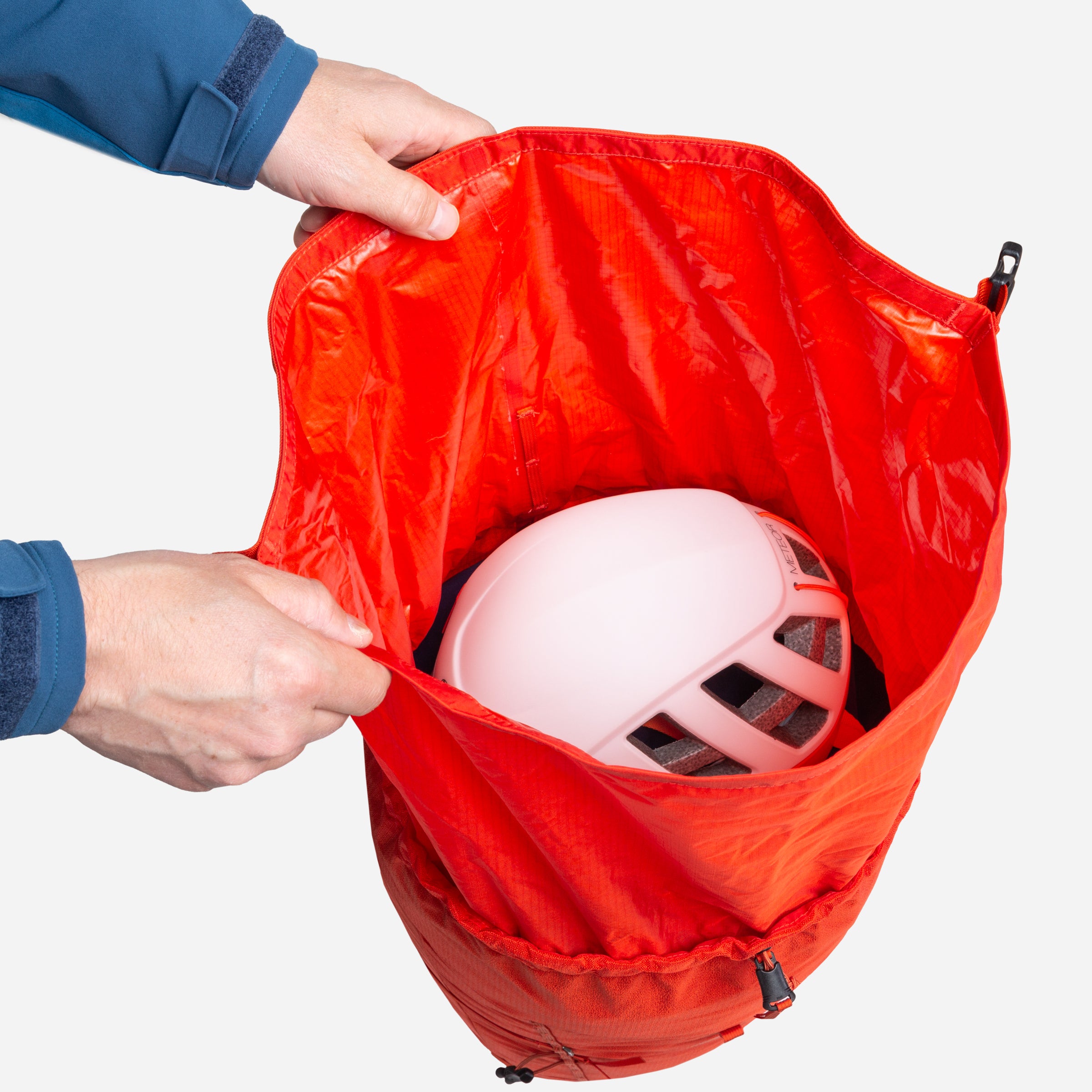 detail::Rolltop and drawcord closure for easy packing and rapid access