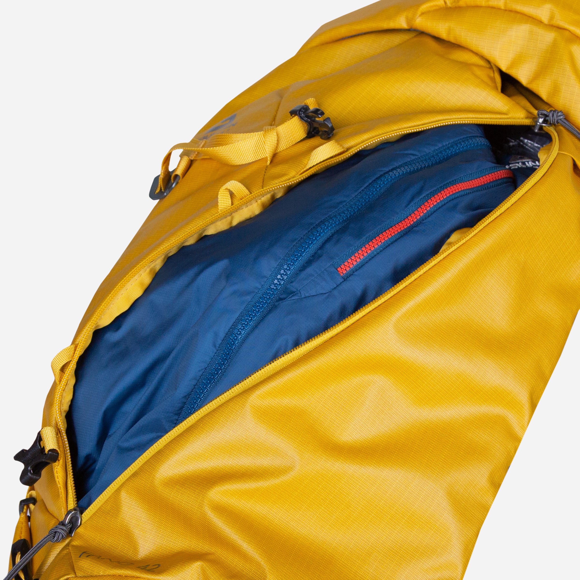 detail::Side zip for rapid access into main pack body