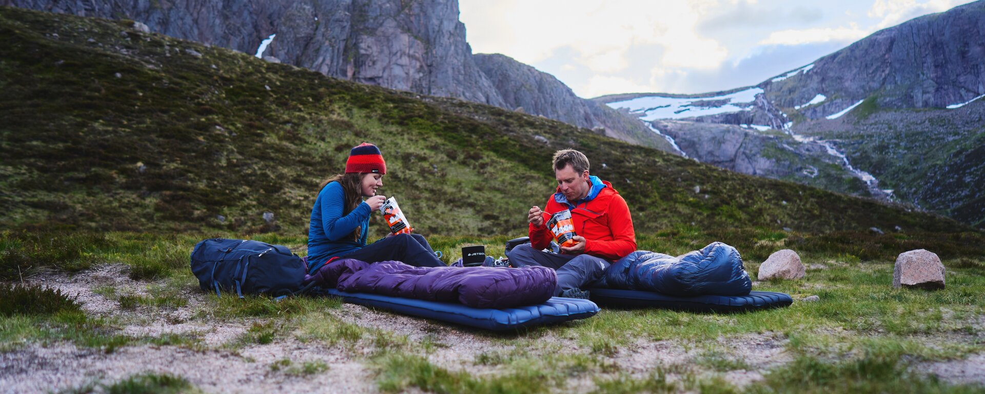 Mountain sleeping outlet