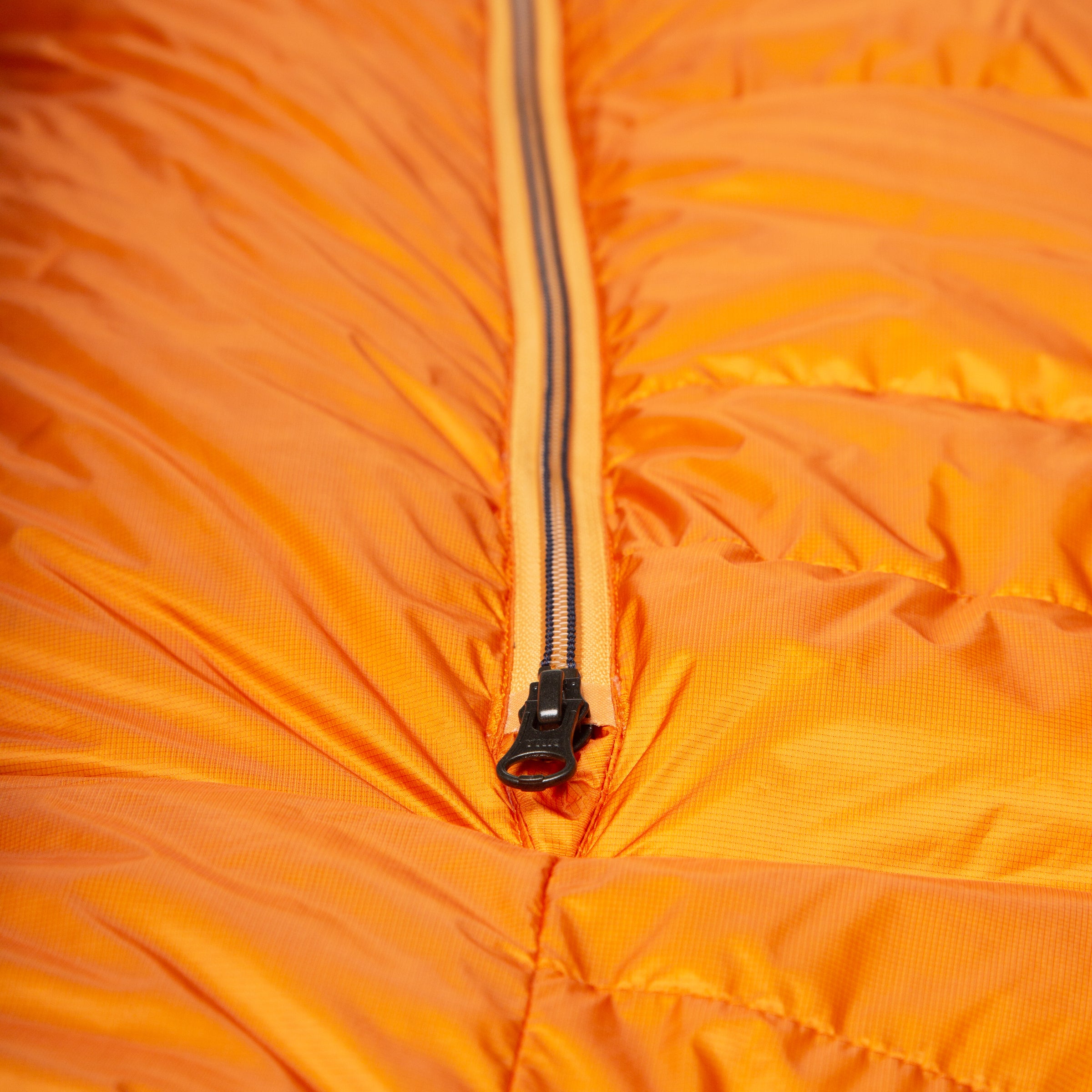 detail::GORE-TEX INFINIUMTM 10D outer shell is durably light, highly breathable and rain-resistant