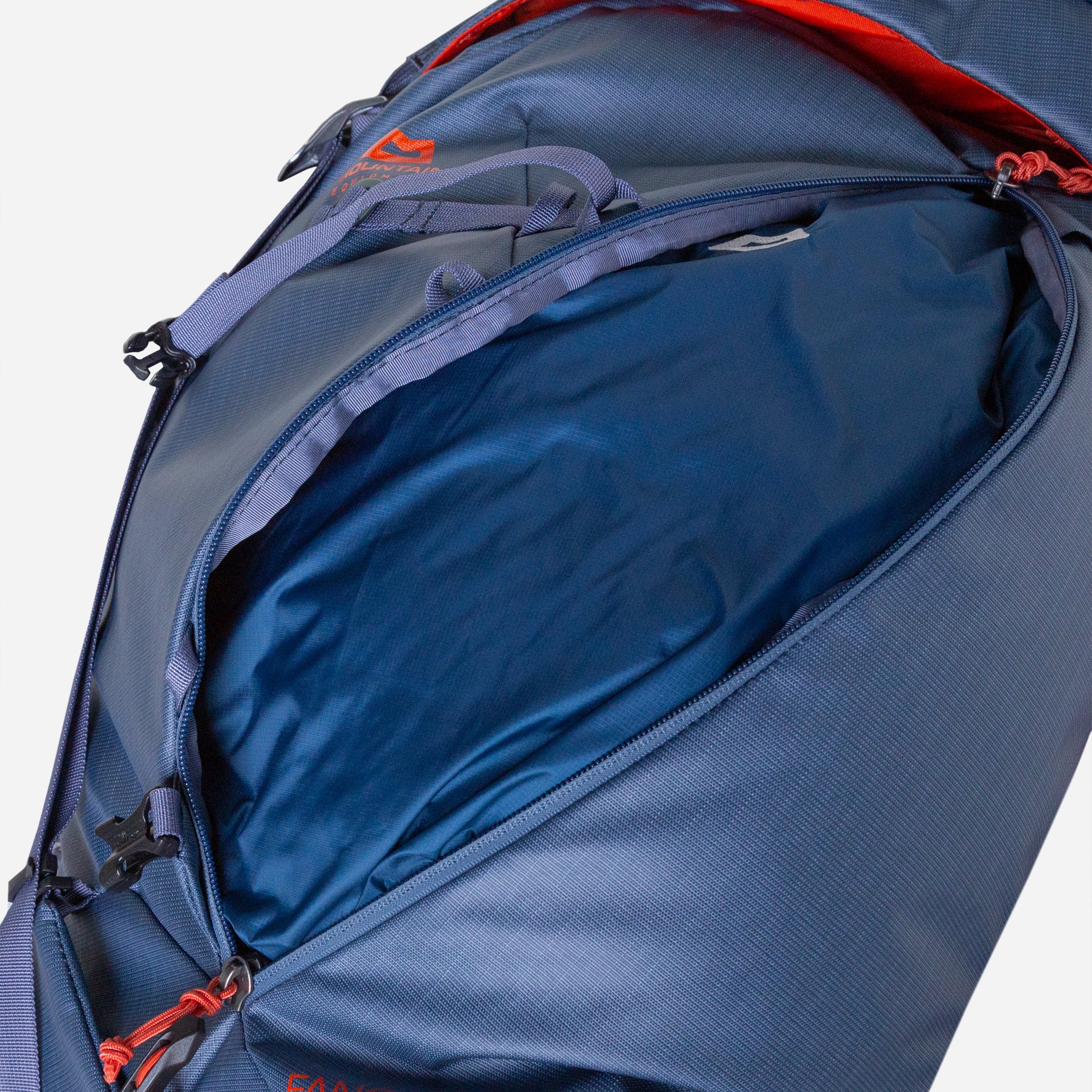 detail::Side zip for rapid access into main pack body